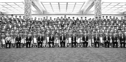 8月20日,党和国家领导人习近平、赵乐际、王沪宁、蔡奇、李希、韩正等在人民大会堂接见第33届夏季奥林匹克运动会中国体育代表团全体成员。 新华社发